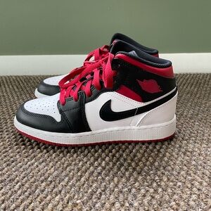 EUC Nike Boys Air Jordan 1 Mid Sneakers Size 4